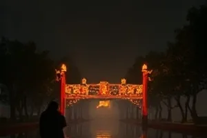 雪线之下护林员巡护路线的雪原封面