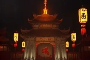 青苔公寓天井与六户人家窗景的封面